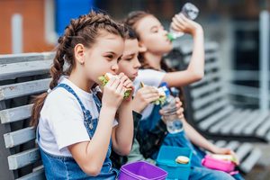 Children eating lunch at school 